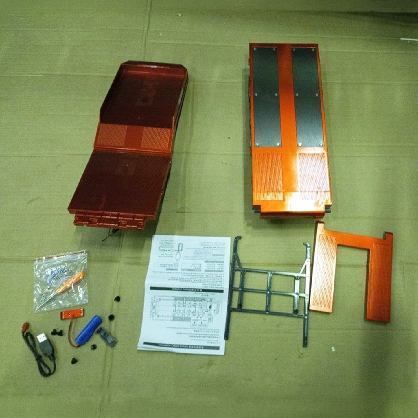 Second Hand Fast Free Shipping 3 Axle Plastic Semi Trailer Flatbed 1502 for 1/18 Remote Control Tractor Truck HUINA 1501 RC Lorry Car Model Upgrade Parts