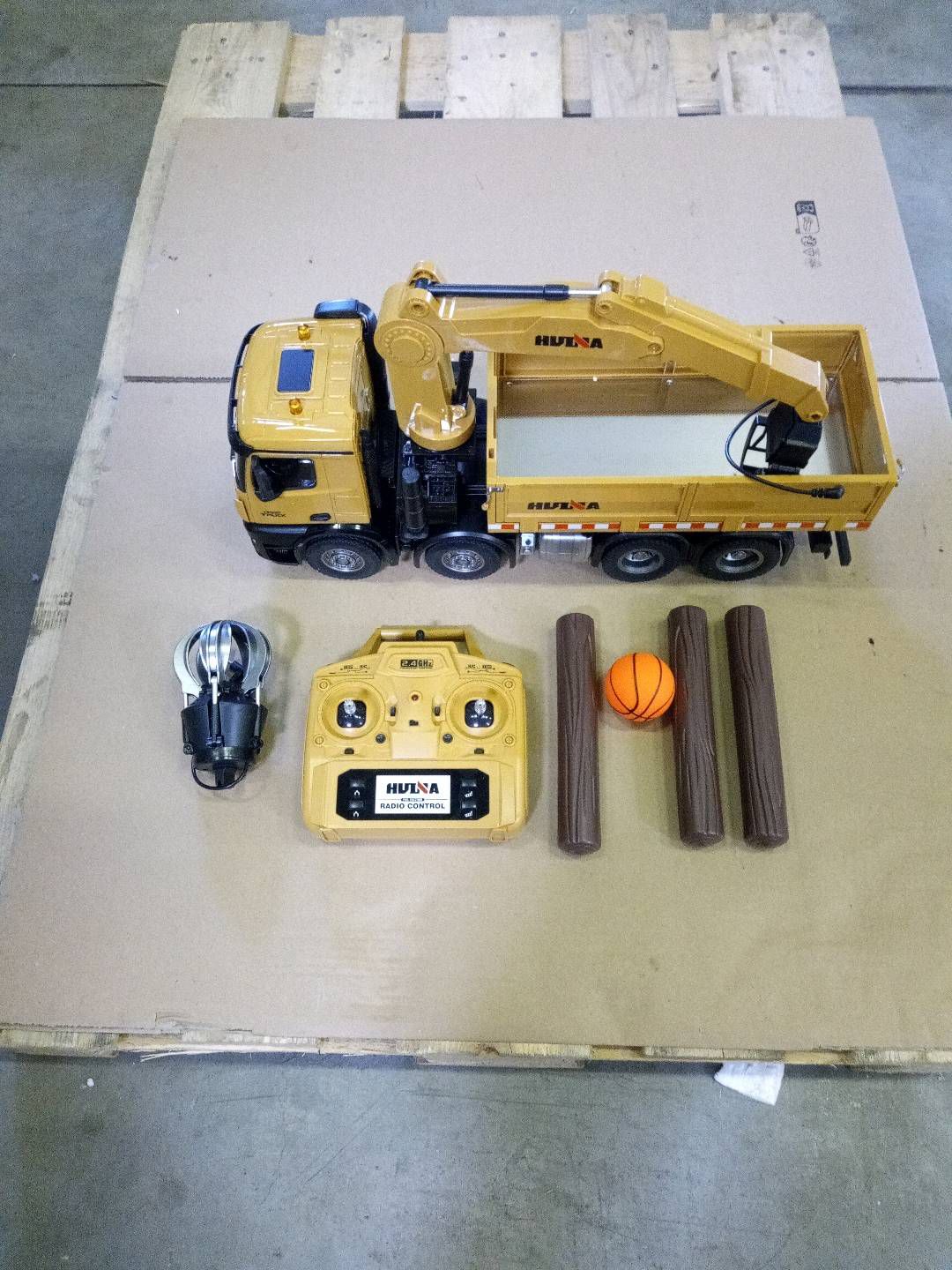 Fast Free Shipping Second Hand EU Stock HUINA 1538 1/14 RC Timber Grab Truck Dumper Remote Control Model Toy Vehicles 2.4G Radio Battery