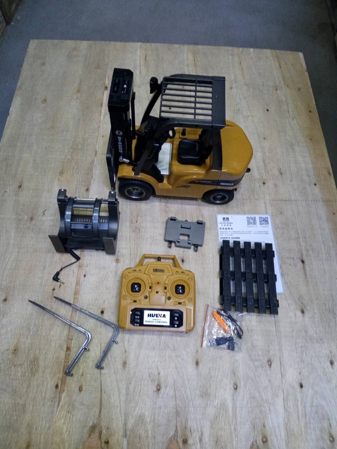 Fast Free Shipping Second Hand EU Stock HIUNA 577 1/14 Electric Lifting Remote Control Forklift Model RC Construction Vehicle Battery Light Sound Effect Battery