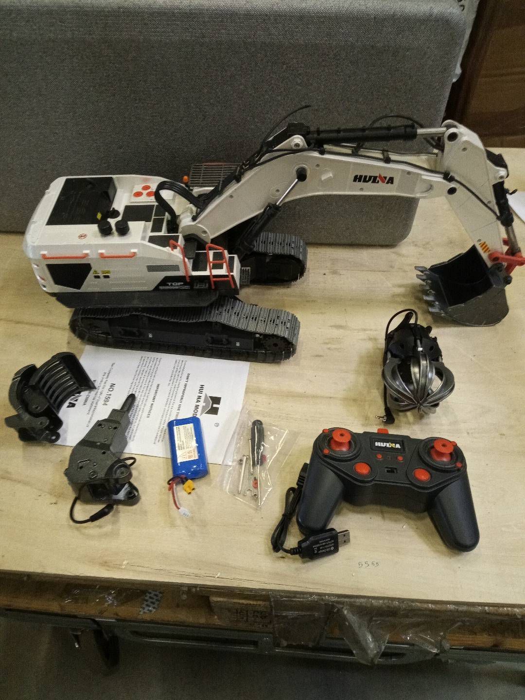 Second Hand Fast Free Shipping HUINA 1/14 Metal RC Excavator 1594 Radio Control Digger Model Toys  Light Sound Battery