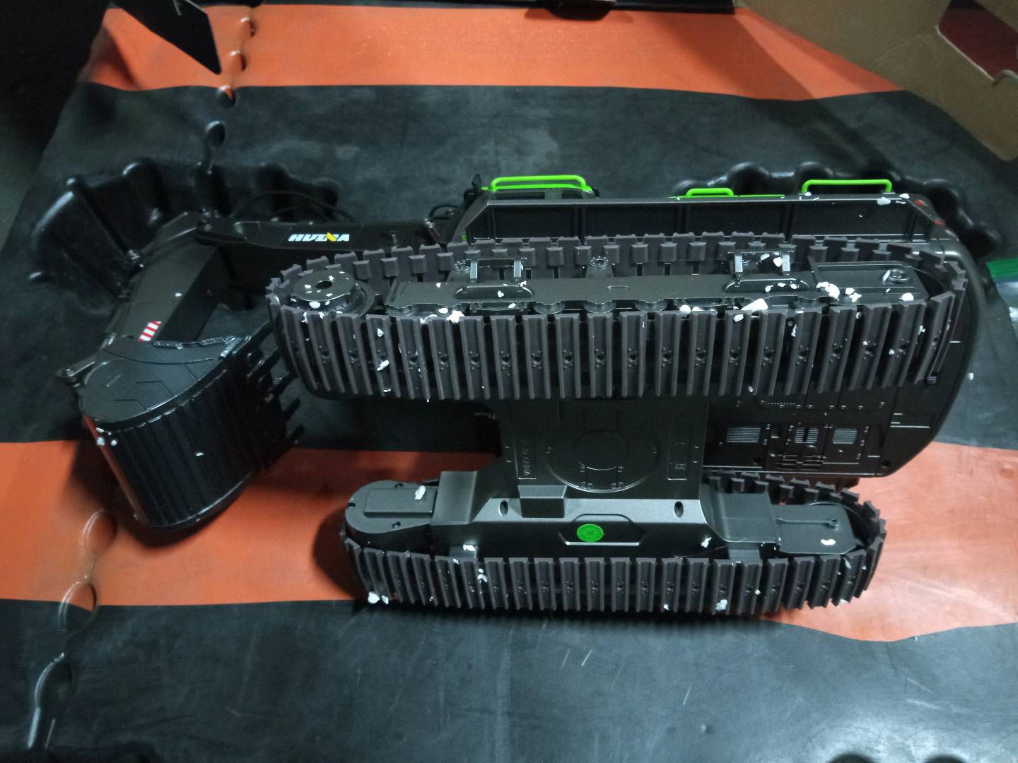 Fast Free Shipping Second Hand US Stock HUINA 1/14 593 RC Excavator Model 2.4G Remote Control Digger with Sound Light