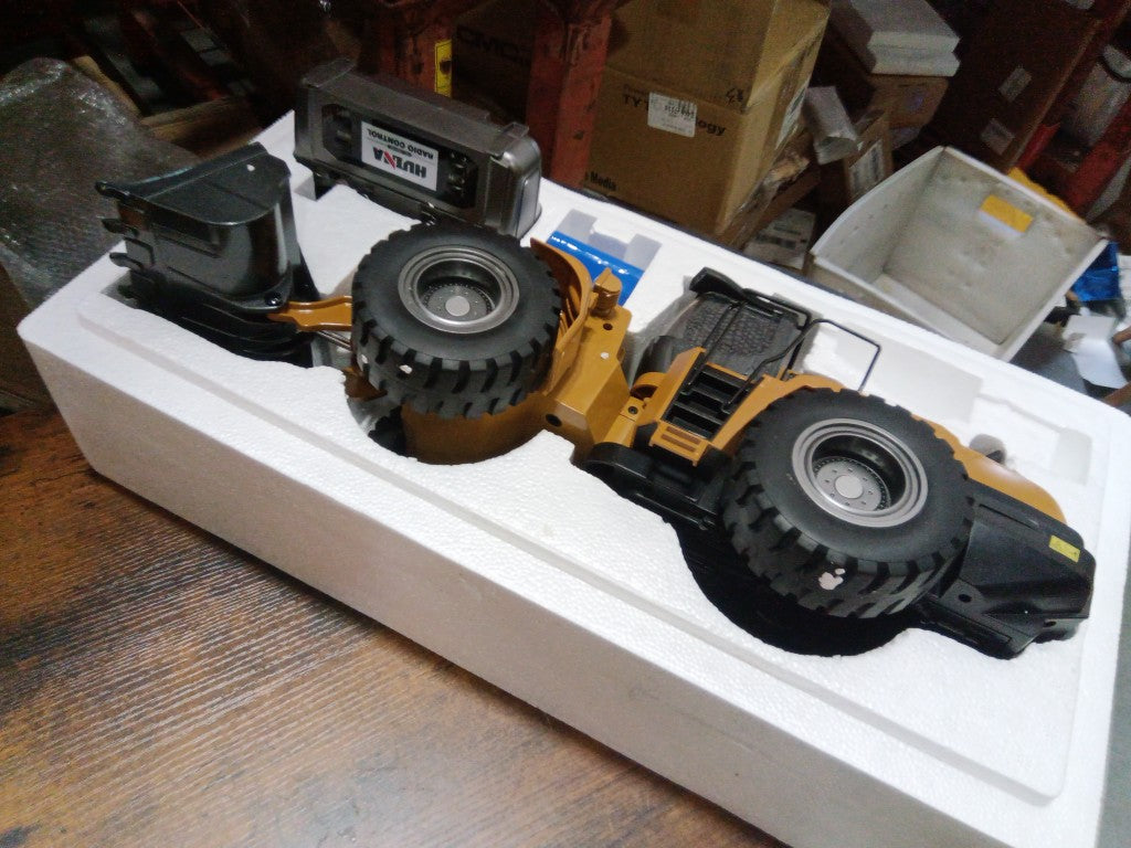 Fast Free Shipping Second Hand US Stock 1/14 HUINA 2.4G Radio Controlled Loader 1583 Electric Lifting System Lights Sound RC Construction Vehicles Assembled