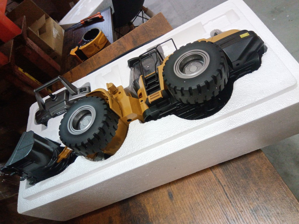Fast Free Shipping Second Hand US Stock 1/14 HUINA 2.4G Radio Controlled Loader 1583 Electric Lifting System Lights Sound RC Construction Vehicles Assembled