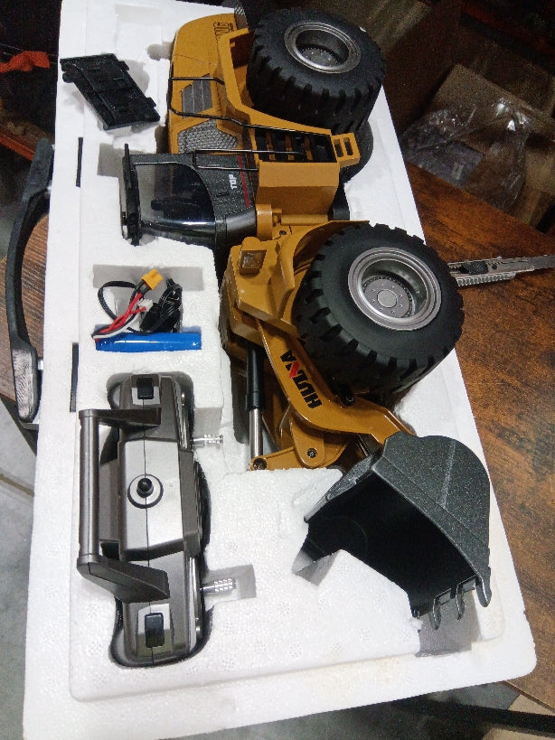 Fast Free Shipping Second Hand US Stock 1/14 HUINA 2.4G Radio Controlled Loader 1583 Electric Lifting System Lights Sound RC Construction Vehicles Assembled