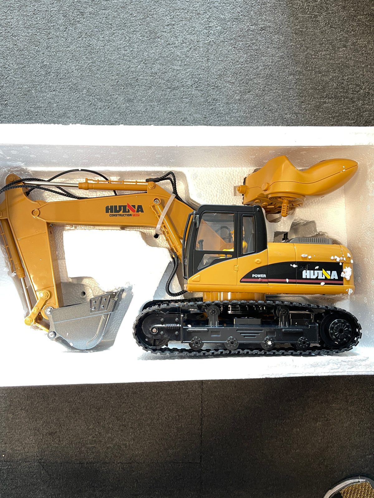 Free Shipping Second Hand UK STOCK HUINA 1/14 RC Electric Excavator 1535 Remote Control Digger 15CH 2.4G Radio Finished Toy Model Battery Sound Light Effects