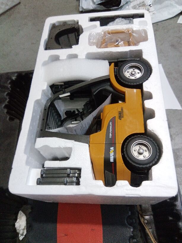 Fast Free Shipping Second Hand US Stock HIUNA 577 1/14 Electric Lifting Remote Control Forklift Model RC Construction Vehicle Light Sound Effect Pallet Hook