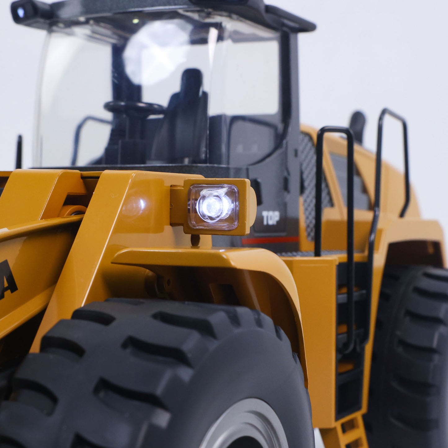 US Stock 1/14 HUINA 2.4G Remote Control Loader 1583 Electric Lifting Lights Sound System RC Construction Vehicles Model