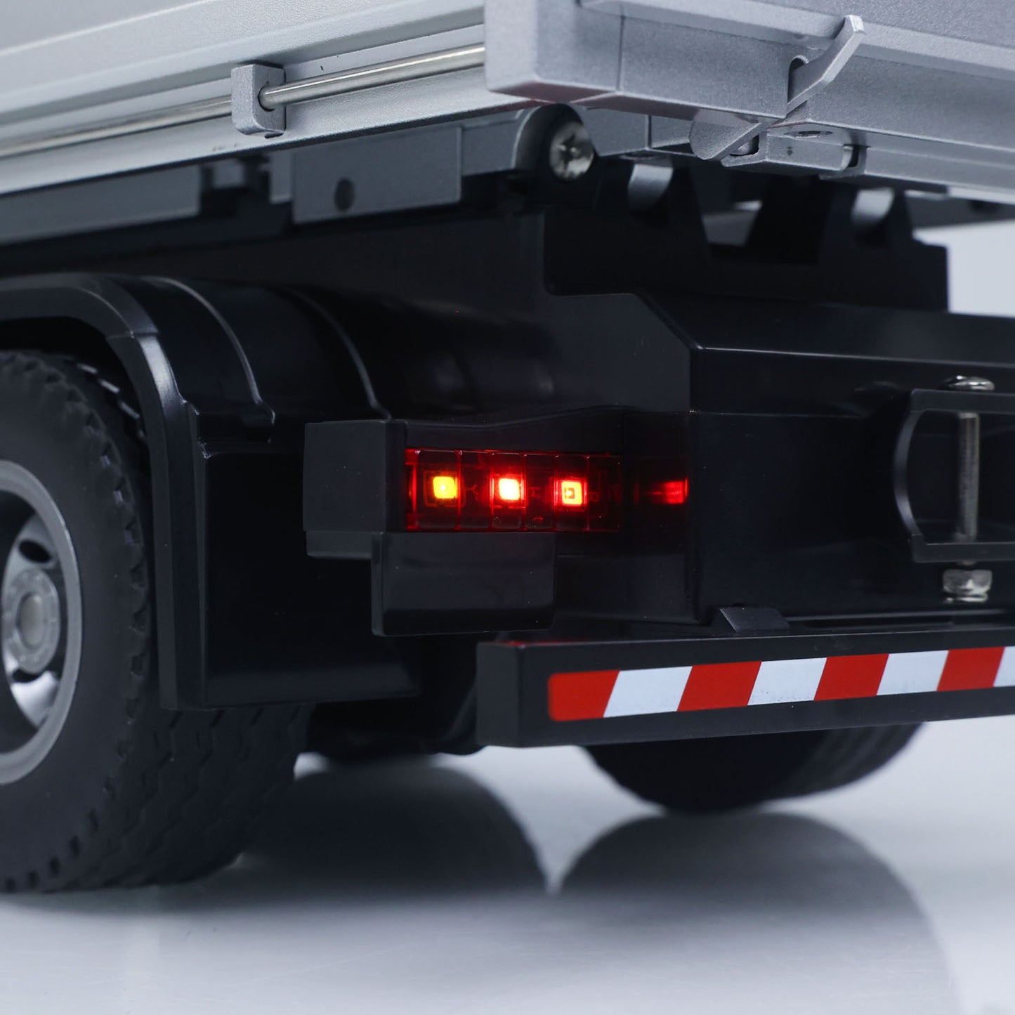 Fast Free Shipping for EU HUINA 1/14 Remote Control Dump Truck 12CH RC Tipper Finished Model Light Sound Effects 2.4G Radio System USB Charging Cable
