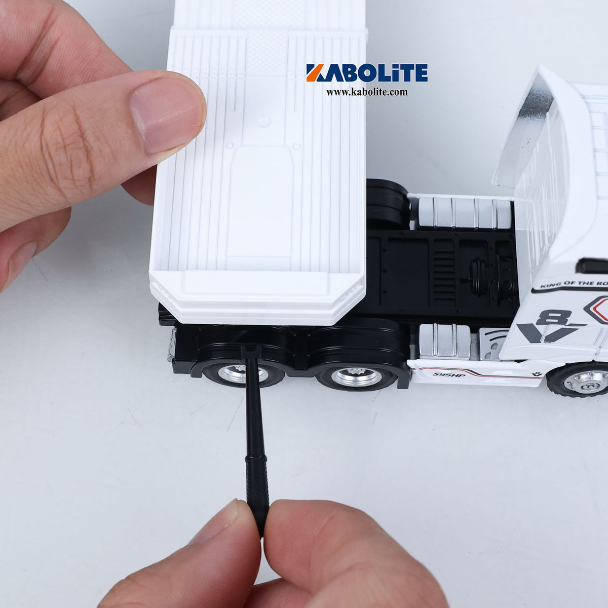 IN Stock HUINA 9900 1/64 6X4 Remote Control Tractor Truck with 3Axle Plastic Semi Flatbed Trailer Lights Sound Effect Manual Support Legs