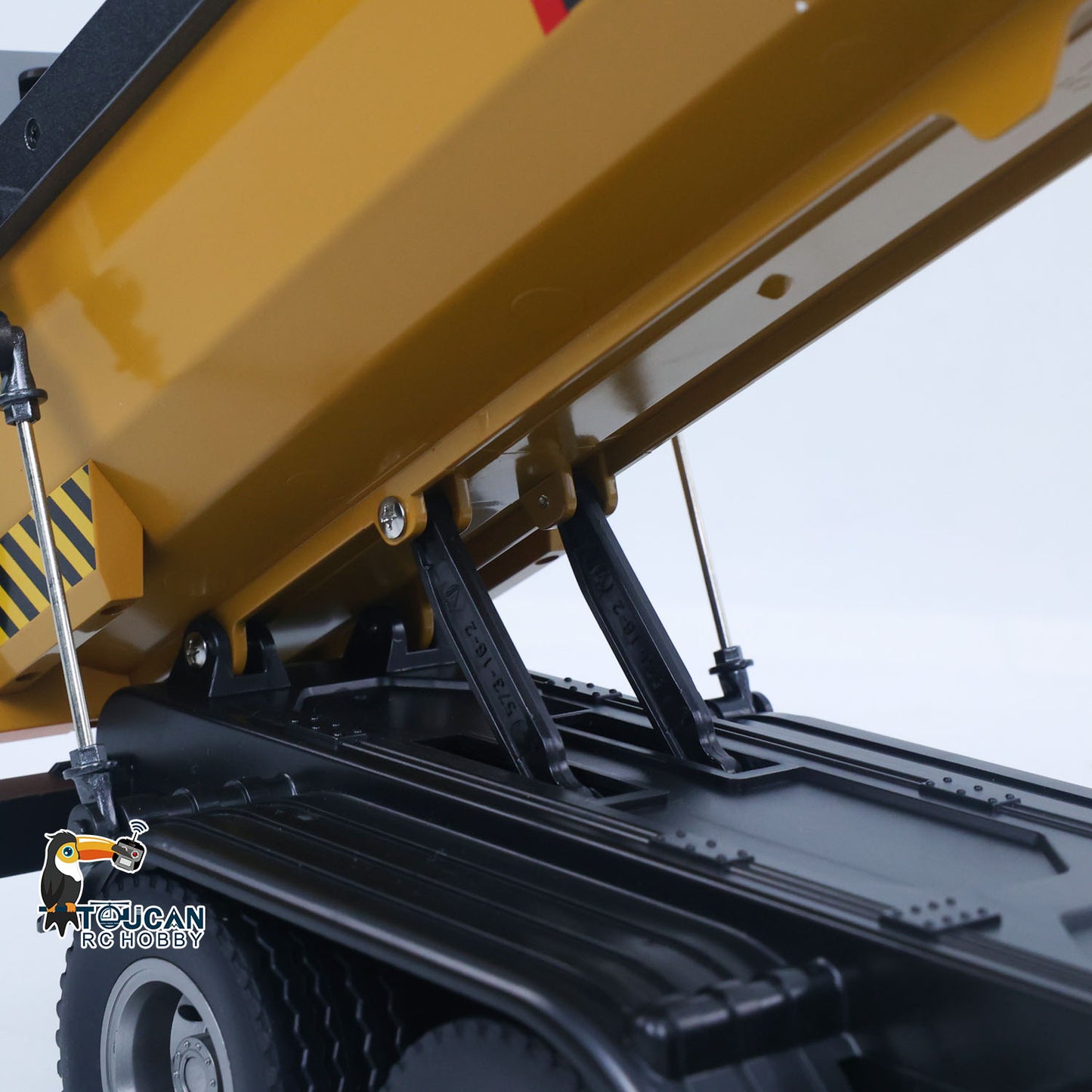 HUINA 1/14 Electric RC Dump Truck 573 Remote Control Tipper Model Vehicle Flowing Water Light Sound Effect 2.4G Radio Battery