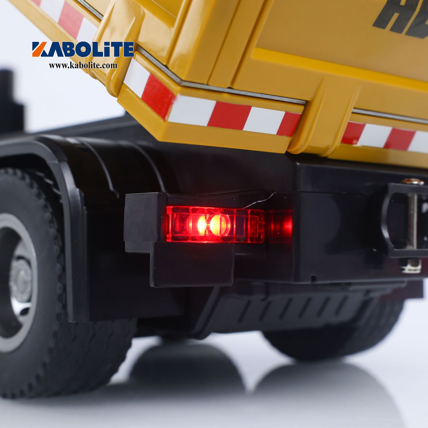 Fast Free Shipping for EU HUINA 1538 1/14 RC Timber Grab Dumper Truck with Light Sound 26CH 2.4G Radio Controller for Scale Machinery Enthusiasts