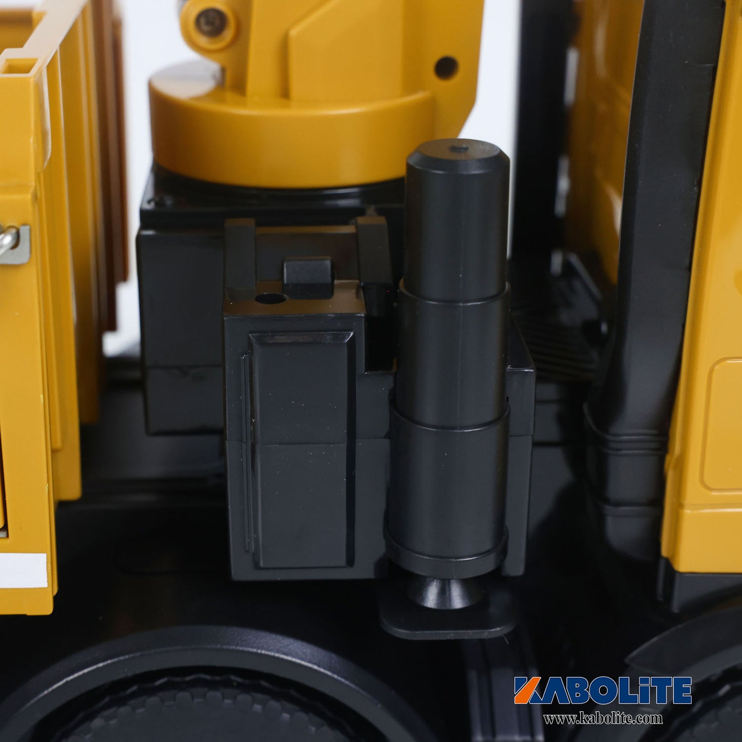 Fast Free Shipping for EU HUINA 1538 1/14 RC Timber Grab Dumper Truck with Light Sound 26CH 2.4G Radio Controller for Scale Machinery Enthusiasts
