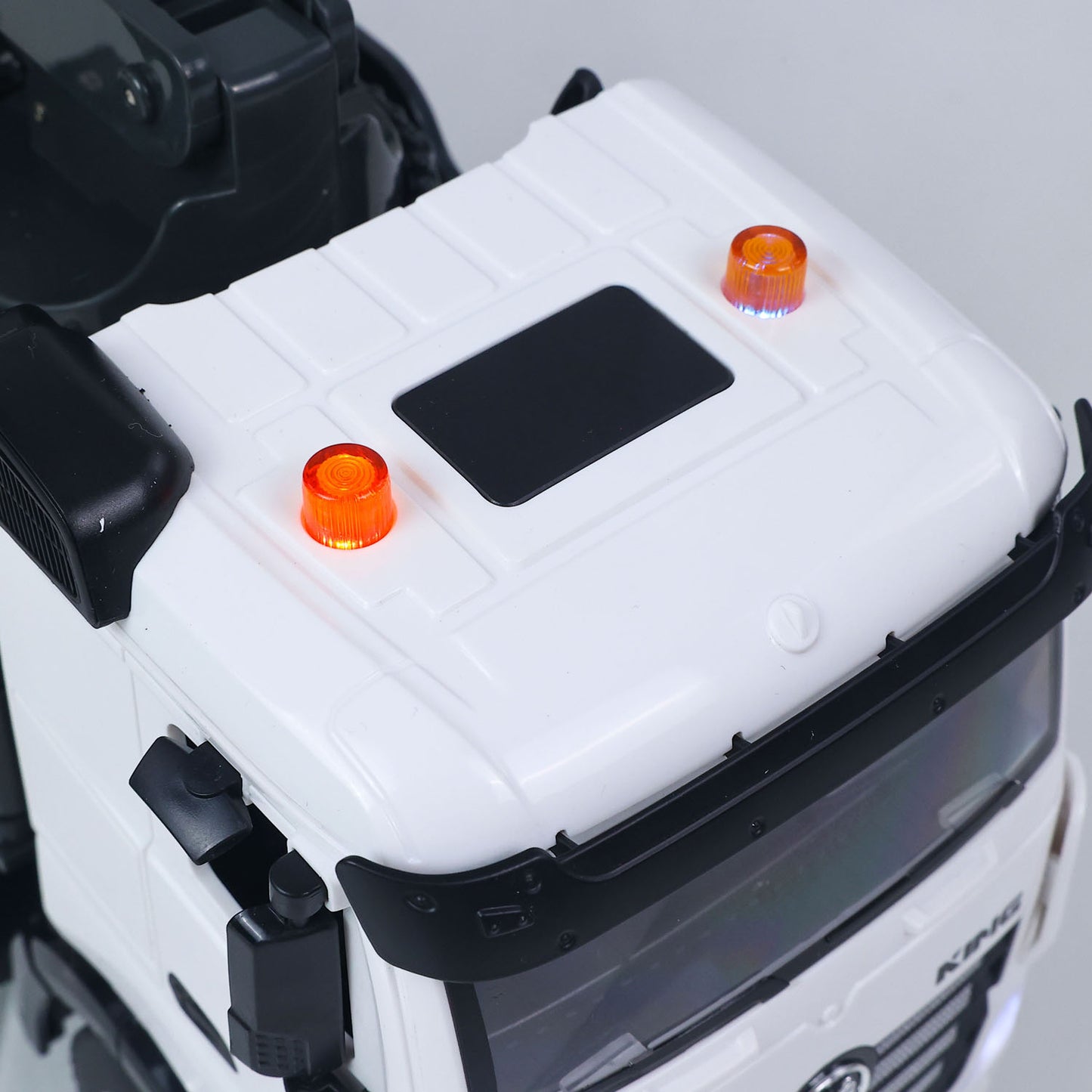 HUINA 1/18 Remote Control Concrete Pump Truck 1381 Engineering Vehicle Finished Model RTR Manual Support Leg Light Sound Effects
