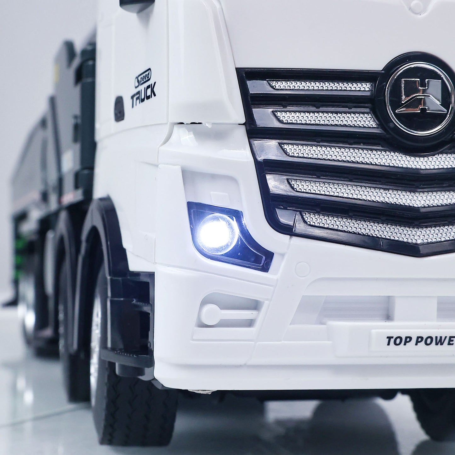 HUINA 1/18 Remote Control Concrete Pump Truck 1381 Engineering Vehicle Finished Model RTR Manual Support Leg Light Sound Effects