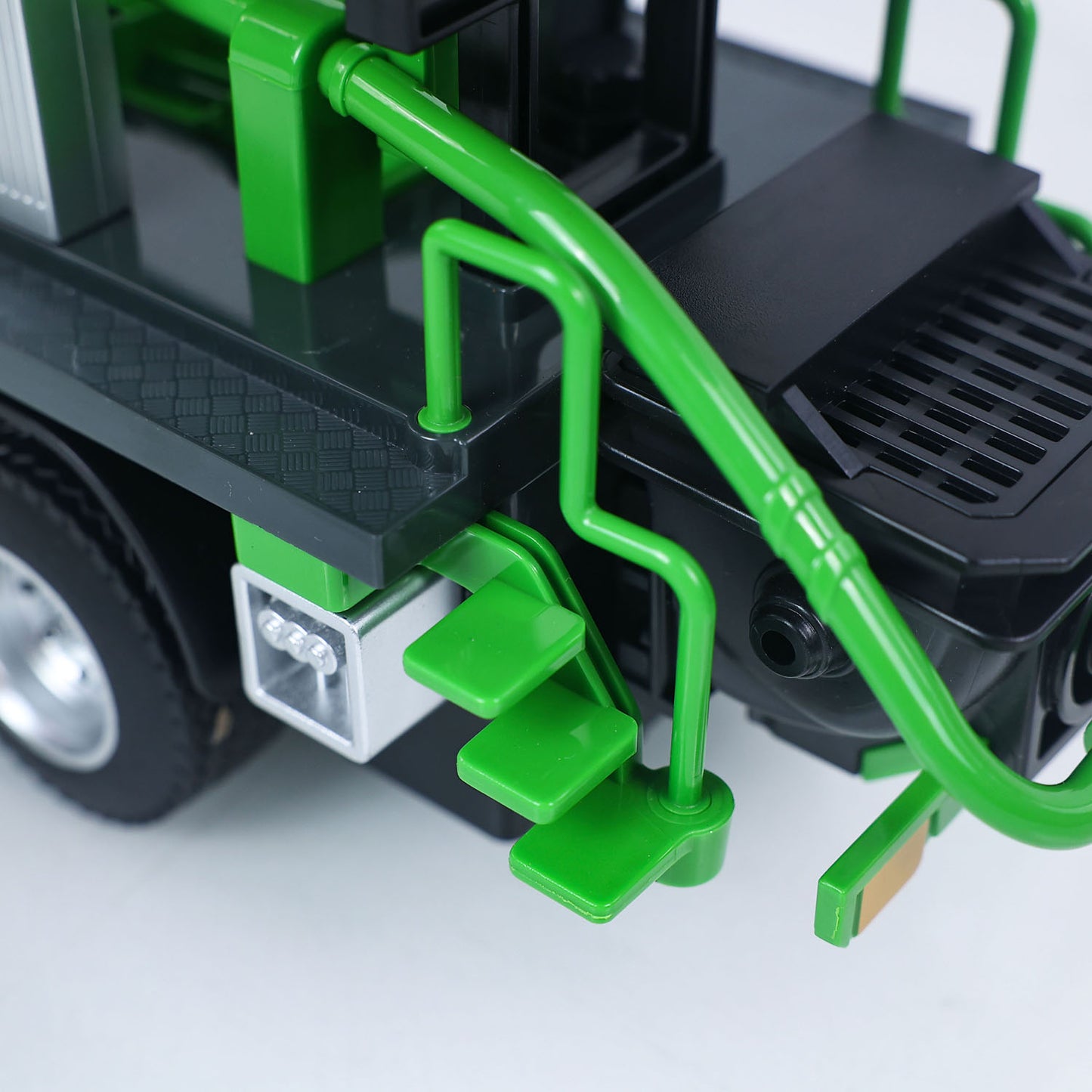 HUINA 1/18 Remote Control Concrete Pump Truck 1381 Engineering Vehicle Finished Model RTR Manual Support Leg Light Sound Effects