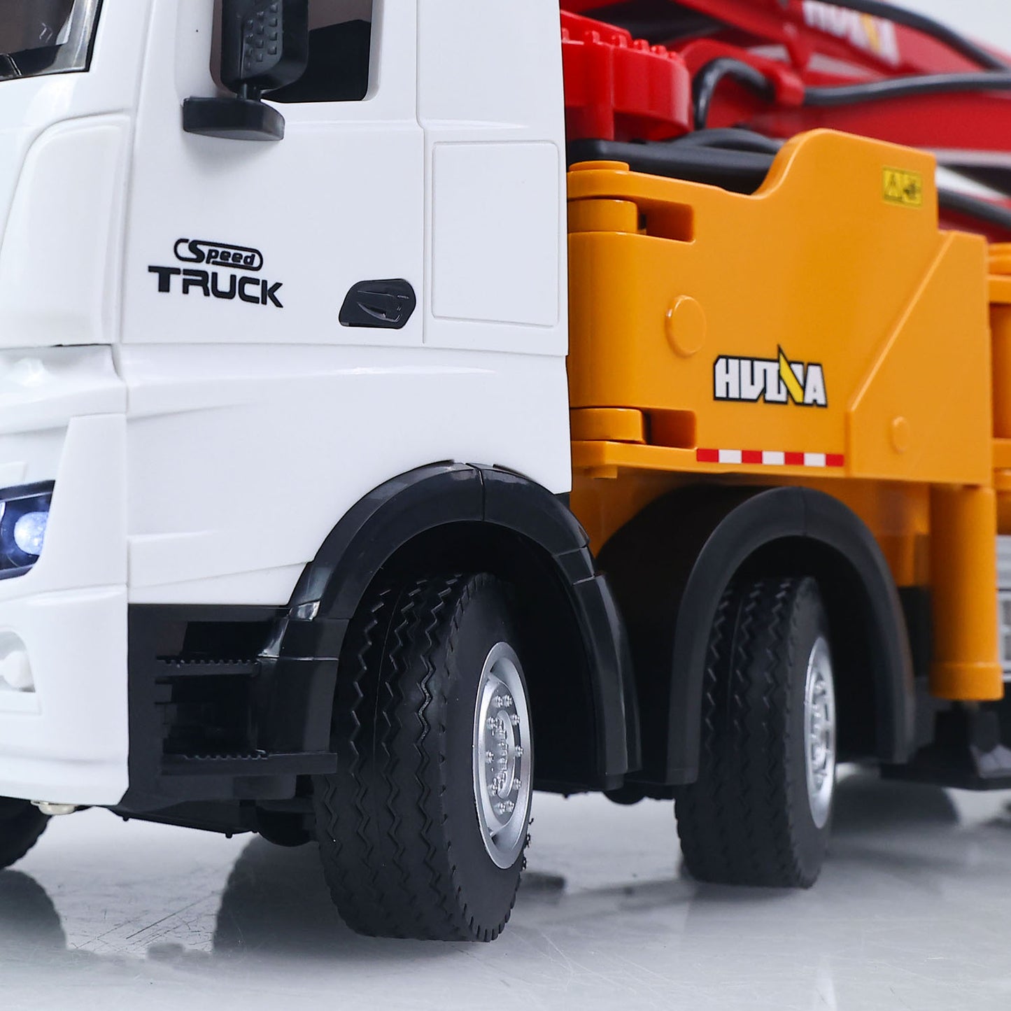 HUINA 1/18 Remote Control Concrete Pump Truck 1381 Engineering Vehicle Finished Model RTR Manual Support Leg Light Sound Effects