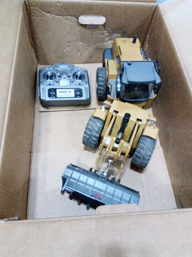 Fast Free Shipping Second Hand US Stock 1/14 HUINA 1583 Remote Control Loader Electric Lifting System Lights Sound RC Construction Vehicles