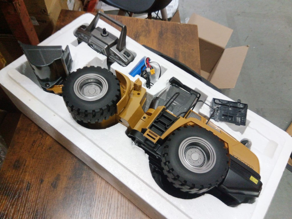 Fast Free Shipping Second Hand US Stock 1/14 HUINA 2.4G Radio Controlled Loader 1583 Electric Lifting System Lights Sound RC Construction Vehicles Assembled