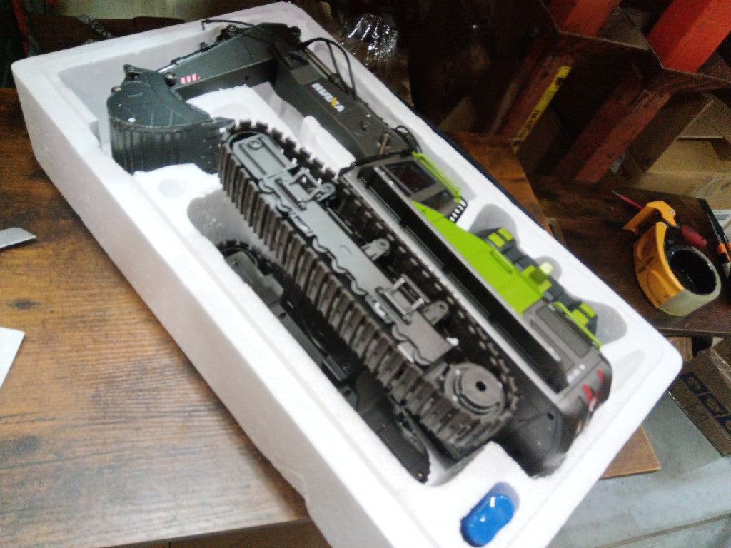 Fast Free Shipping Second Hand US Stock HUINA 1/14 593 Model RC Excavator Car Gift Battery 2.4G Remote Control Digger