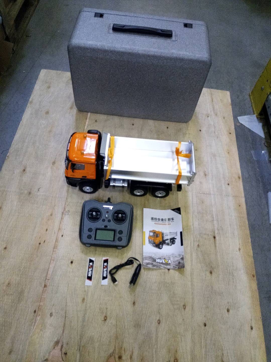 Second Hand Fast Shipping 1/14 HUINA 1598 2.4G Remote Control Dumper 6X6 Engineering Transport Vehicle Lifting Rod Tipper Car Light Sound Battery