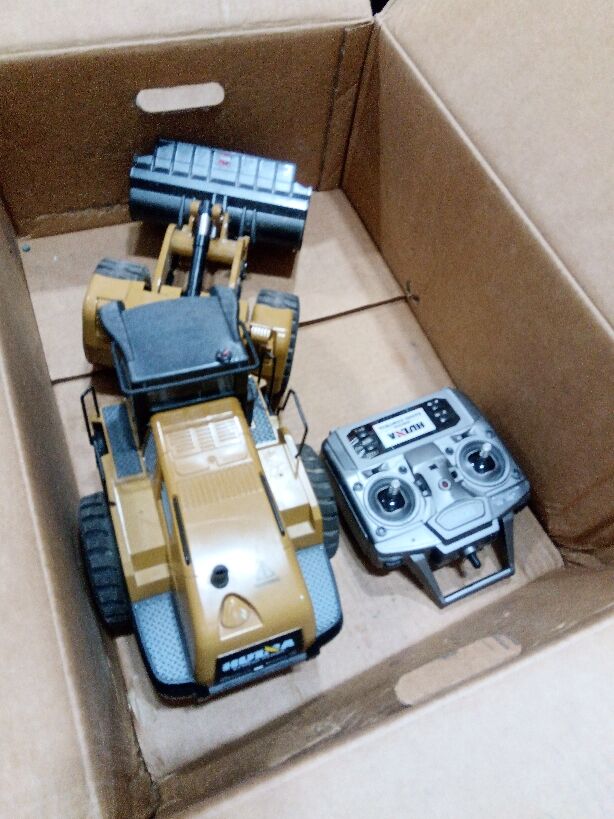 Fast Free Shipping Second Hand US Stock 1/14 HUINA 1583 Remote Control Loader Electric Lifting System Lights Sound RC Construction Vehicles