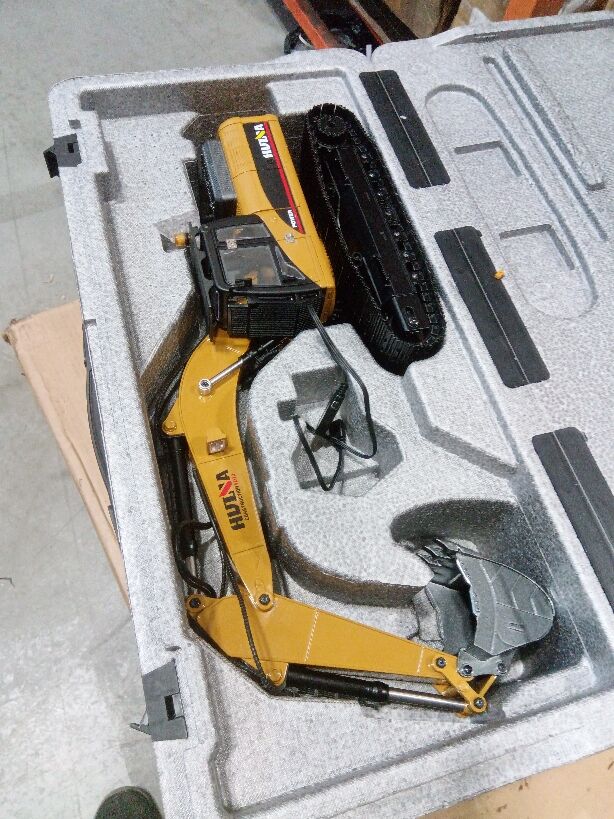 Fast Free Shipping Second Hand US Stock HUINA New Upgrade 580 1/14 Metal Excavator Model Engineering Vehicle Electric Ball Grabber 360 Rotating Shear Claw Sound Lights