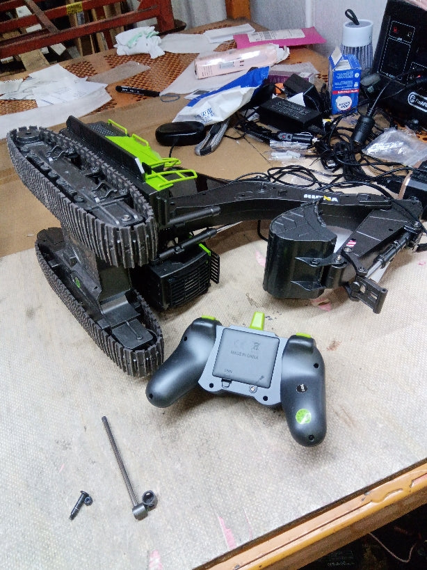 Fast Free Shipping Second Hand US Stock HUINA 1/14 593 Model RC Excavator Car Gift Battery 2.4G Remote Control Digger